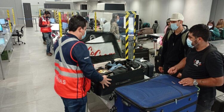 Aduanas da recomendaciones a quienes viajen al extranjero en vacaciones de invierno