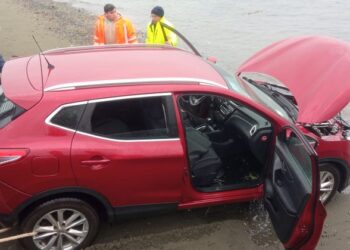 Puerto Montt: Automóvil con dos ocupantes cayó al mar en Pargua