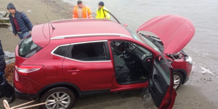 Puerto Montt: Automóvil con dos ocupantes cayó al mar en Pargua