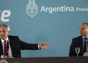 Renuncia ministro de Economía de Argentina agravando crisis interna