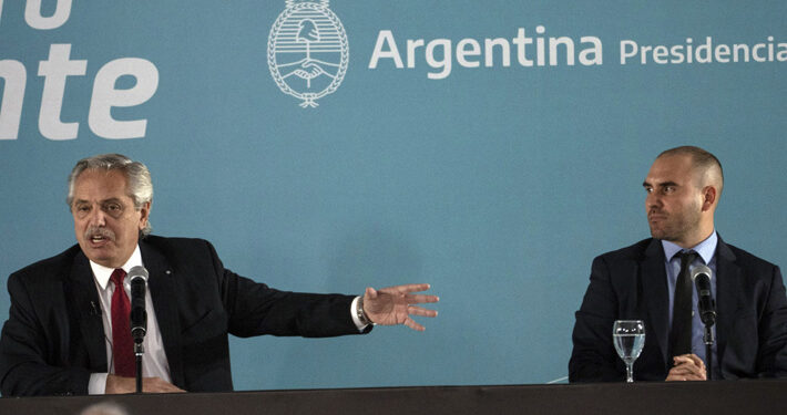 Renuncia ministro de Economía de Argentina agravando crisis interna