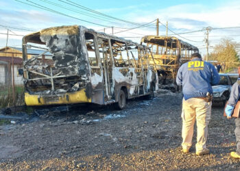 Macrozona sur: Sujetos incendian dos buses y un vehículo en Nueva Imperial