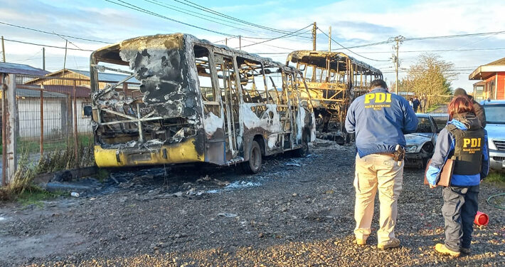 Macrozona sur: Sujetos incendian dos buses y un vehículo en Nueva Imperial