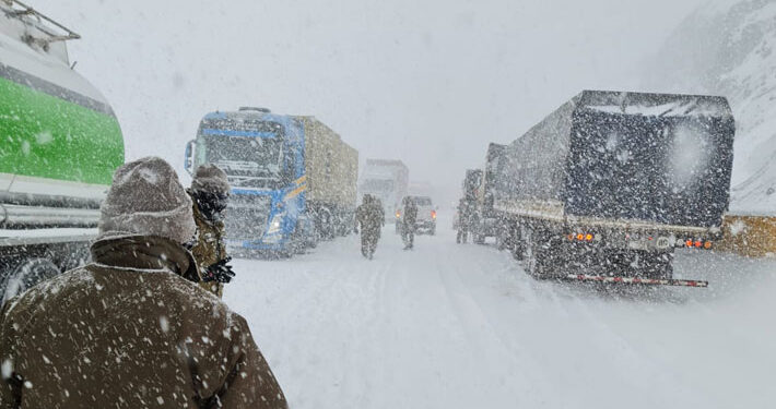 Cerca de 250 vehículos permanecen varados por nieve en paso fronterizo Los Libertadores