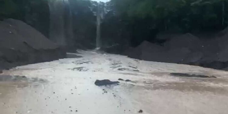 Con tránsito suspendido permanece ruta a Petrohué por deslizamiento de lodo