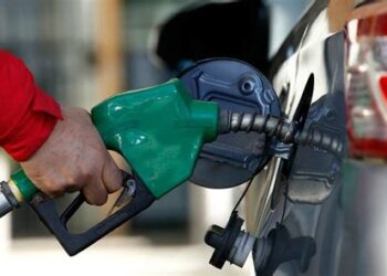 Bencina podría alcanzar los $1.500: Piden cambios en impuesto específico