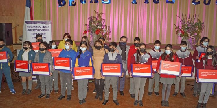 Estudiantes en Puyehue recibieron computadores del programa Junaeb 