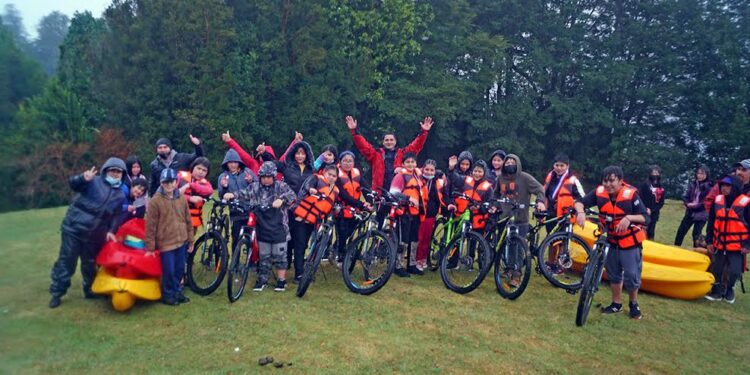Alumnos de escuela rural El Encanto en Puyehue impulsa aprendizaje al aire libre