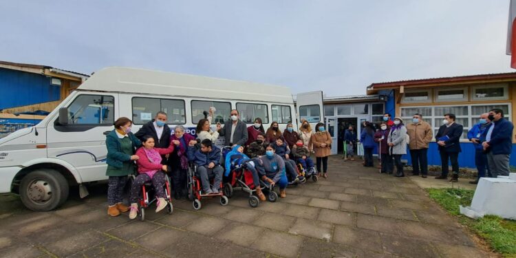 Entregan bus inclusivo a escuela especial Ana Aichele en Osorno