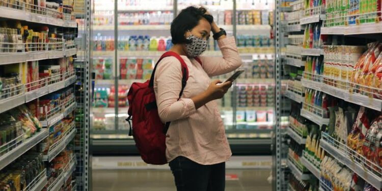 Beca Junaeb: 74% del consumo de universitarios es en supermercados