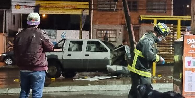 Osorno: colisión vehicular dejó una camioneta incrustada en poste del tendido eléctrico 