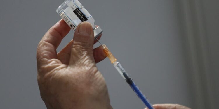 Ministra de Salud descartó vacunación para bebés desde los seis meses, pese a autorización del ISP