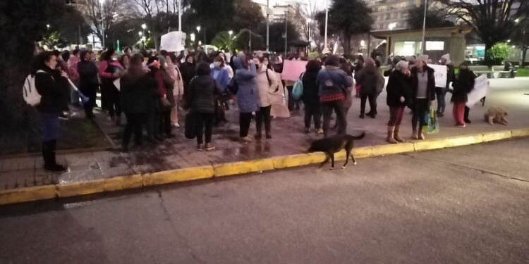 Osorno: manipuladoras de alimentos se manifestaron por despidos injustificados 