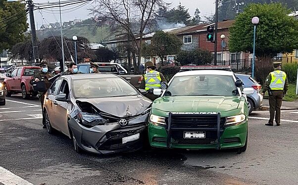 Patrulla de Carabineros y vehículo particular colisionaron en Osorno