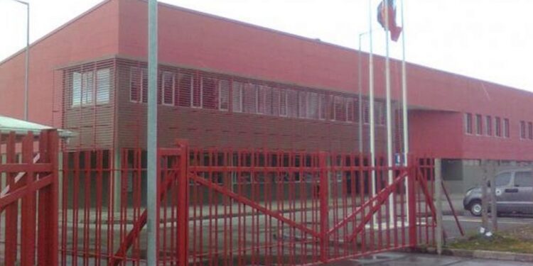 Interno de 21 años es asesinado en cárcel de Puerto Montt