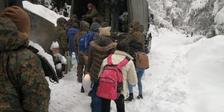 Osorno: Bus de colegio fue auxiliado por militares tras quedar atrapado en la nieve