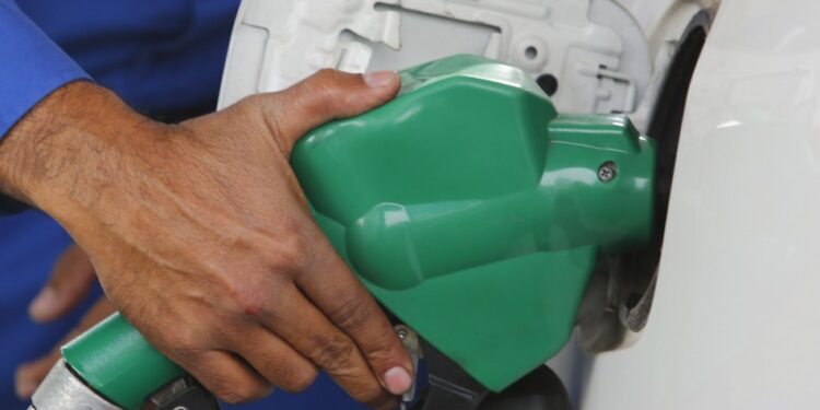 Precio de bencinas vuelve a subir este jueves: Revisa cuánto aumentará 