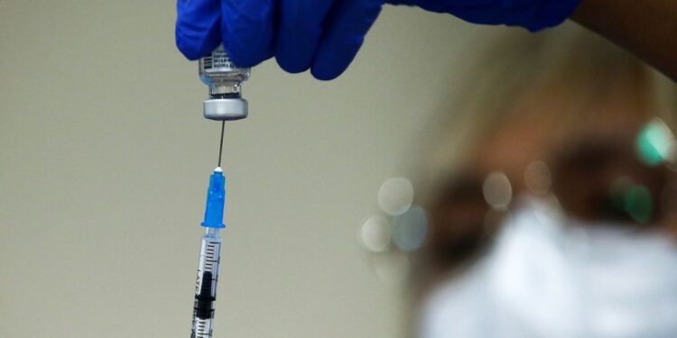 Guerra de vacunas: Moderna acusa a Pfizer de «copiar» tecnología contra COVID-19