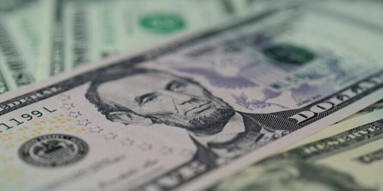 Dólar en Chile: divisa se mantiene a la baja y se ubica en la barrera de los $880