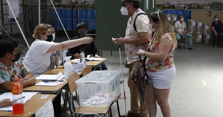 Hora cambia en Chile un día antes del Plebiscito: Qué dice la ley sobre los horarios para sufragar
