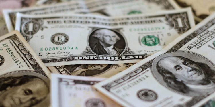 Dólar escala con fuerza más de $20 pese a alza del cobre y mira de cerca el nivel de lo $950