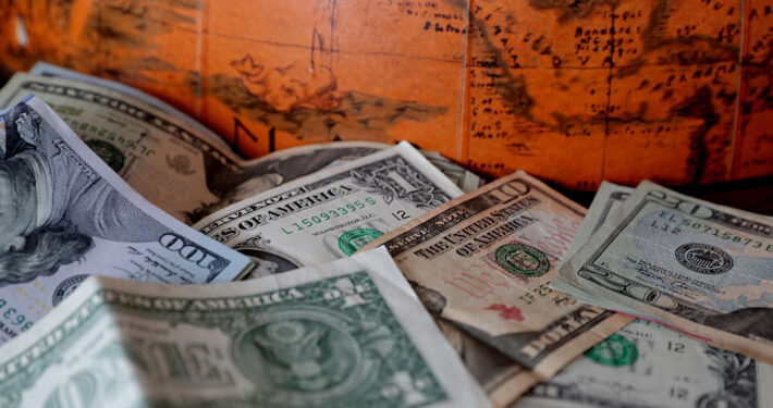 Dólar sigue subiendo y supera la barrera de los $950 en el mercad local