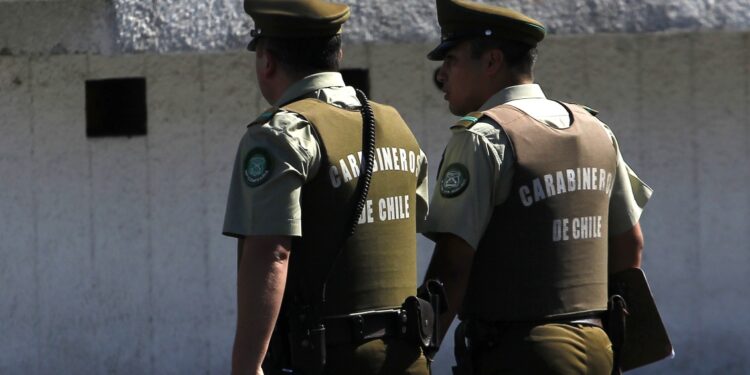 Mujer es encontrada inconsciente y con lesiones en el patio de su vivienda en Río Negro