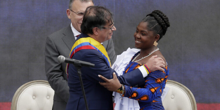 Gustavo Petro juró como presidente de Colombia en multitudinaria ceremonia