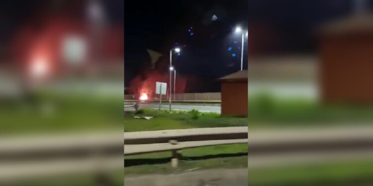 Reportan ataques incendiarios y barricadas tras detención de Héctor Llaitul