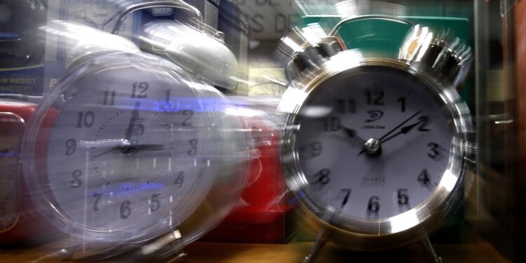 Gobierno aplaza el cambio de hora en una semana: coincidía con el plebiscito