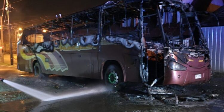 Encapuchados incendiaron dos buses en el sector urbano de Cañete