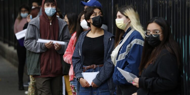 Empleo juvenil no consigue recuperarse del golpe que le asestó la pandemia