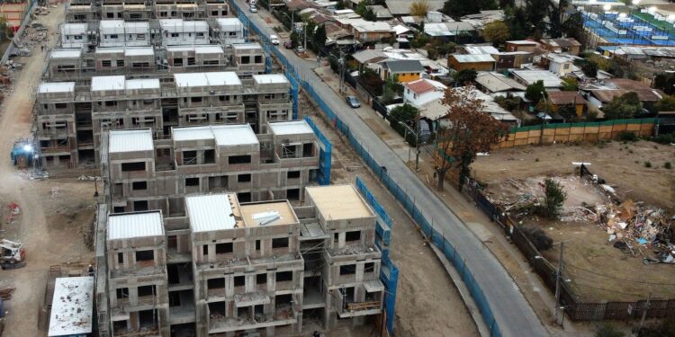 Ministro Montes presentó consejo asesor para enfrentar crisis habitacional