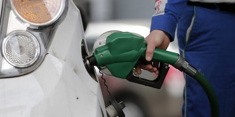 Precios de las bencinas subirán más de 10 pesos por litro este jueves