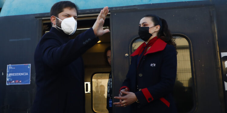Presidente Boric inició esta mañana su gira en tren por tres regiones