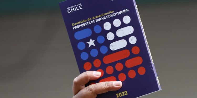 Pensiones, consulta indígena, vivienda y más: oficialismo presenta propuesta constitucional