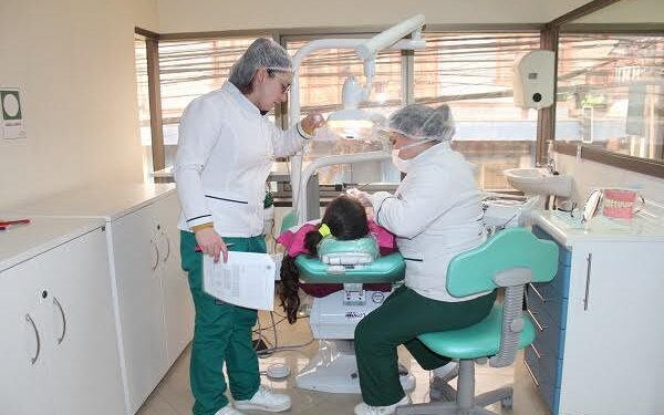 Estudiantes realizan atenciones dentales gratuitas en Osorno