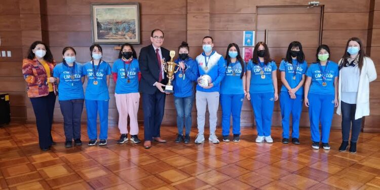 Campeonas regionales de Futsal Sub 14 de Osorno recibieron medalla al mérito deportivo