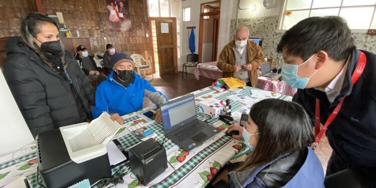 Empresa eléctrica atendió consultas de vecinos en Bahía Mansa