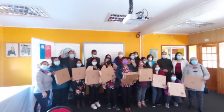 Mujeres de San Juan de la Costa recibieron equipamiento para nivelación de estudios