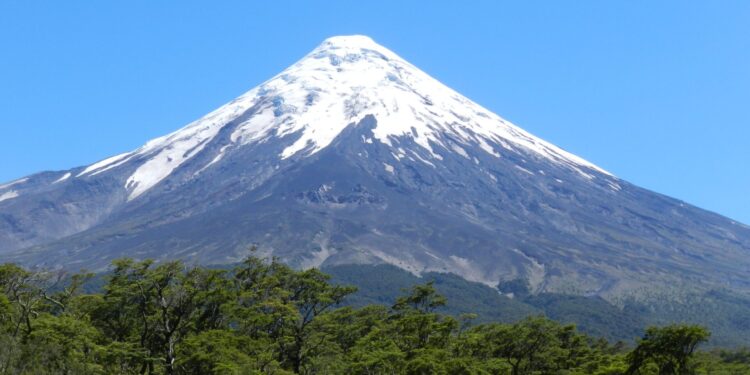 Onemi informa monitoreo por actividad del volcán Osorno