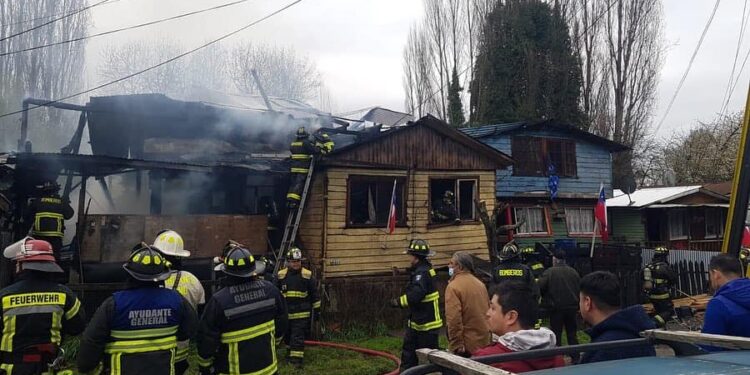 Adulto mayor falleció tras incendio que consumió dos viviendas en Osorno