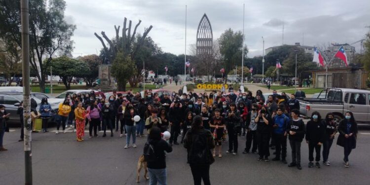 Estudiantes de liceo Carmela Carvajal de Osorno se manifestaron en plaza de Armas