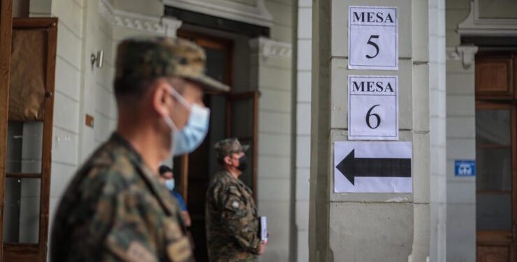 Fuerzas Armadas llegan a resguardar los locales de votación para plebiscito