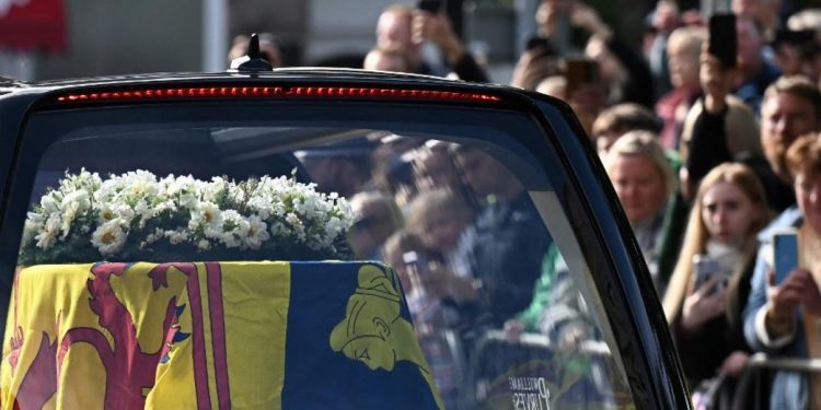 Arranca el cortejo fúnebre de la reina Isabel II hacia Edimburgo