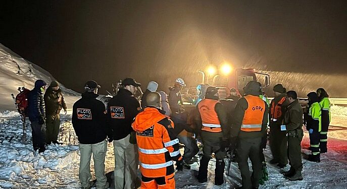 Rescatan con vida a cuatro personas extraviadas en volcán Osorno 