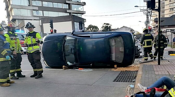 Cuatro lesionados dejó colisión vehicular en centro de Osorno