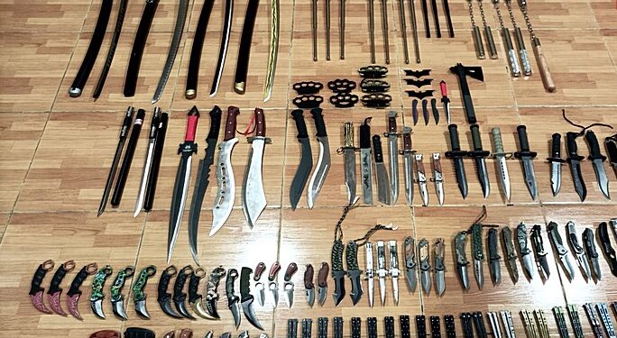Osorno: sorprenden a hombre vendiendo armas blancas en parque Chuyaca