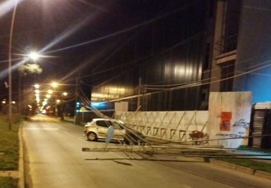 Vehículo impactó poste del tendido eléctrico este martes en Osorno