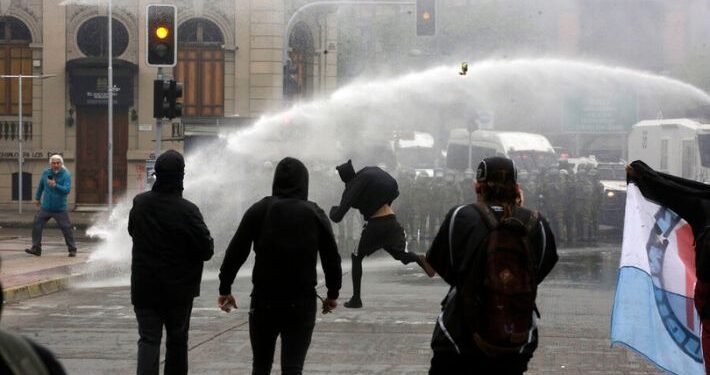 Incidentes marcan marcha conmemorativa del 11/S: Presidente condena violencia